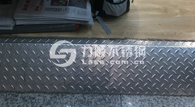 花（huā）紋板踏步