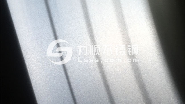 3mm不鏽鋼拉絲板表(biǎo)麵效果