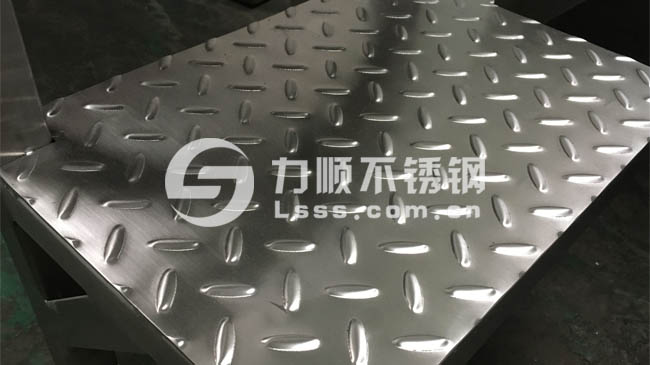 不鏽鋼花(huā)紋板樓(lóu)梯