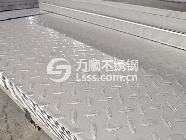 011f99102b6282fba77b8492d0d96a4b.jpg 不鏽鋼防滑板 304扁(biǎn)豆花紋板樓梯踏步