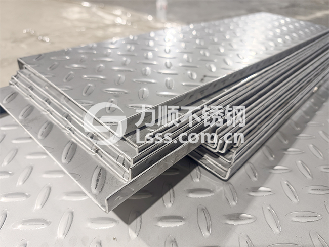 ef7c9ae66b1ae8c87dbe5661c10606c4.jpg 不鏽鋼花紋板(bǎn) 不鏽鋼樓(lóu)梯踏步 不鏽鋼扁豆花紋(wén)板